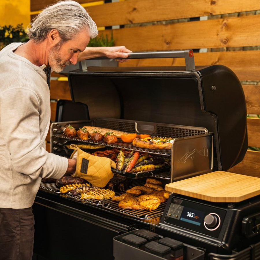 Grill-Afumatoare-TIMBERLINE-XL-INT-Traeger-TBB01RLGI-lifestyle3.jpeg