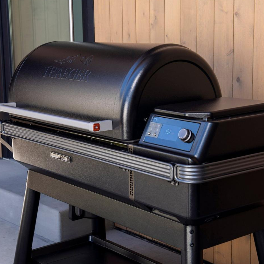 Grill-Afumatoare-IRONWOOD-XL-TFB93RLGI-Traeger-lifestyle1.jpeg