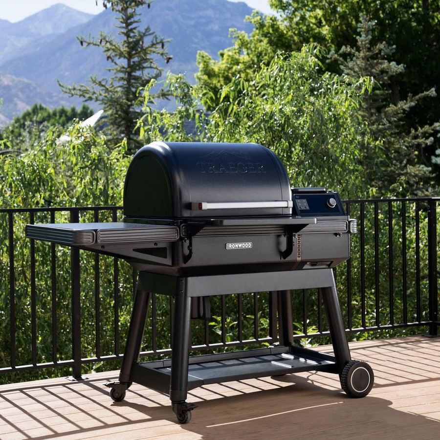 Grill-Afumatoare-IRONWOOD-INT-Traeger-TFB61RLGI-lifesyle3.png