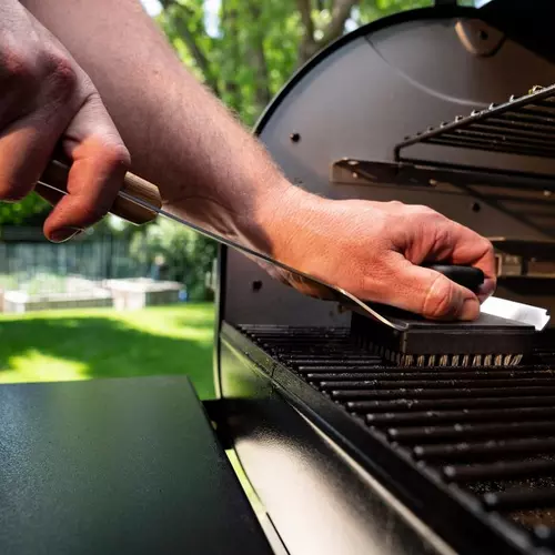 traeger-bbq-cleaning-brush-lifestyle-2.png