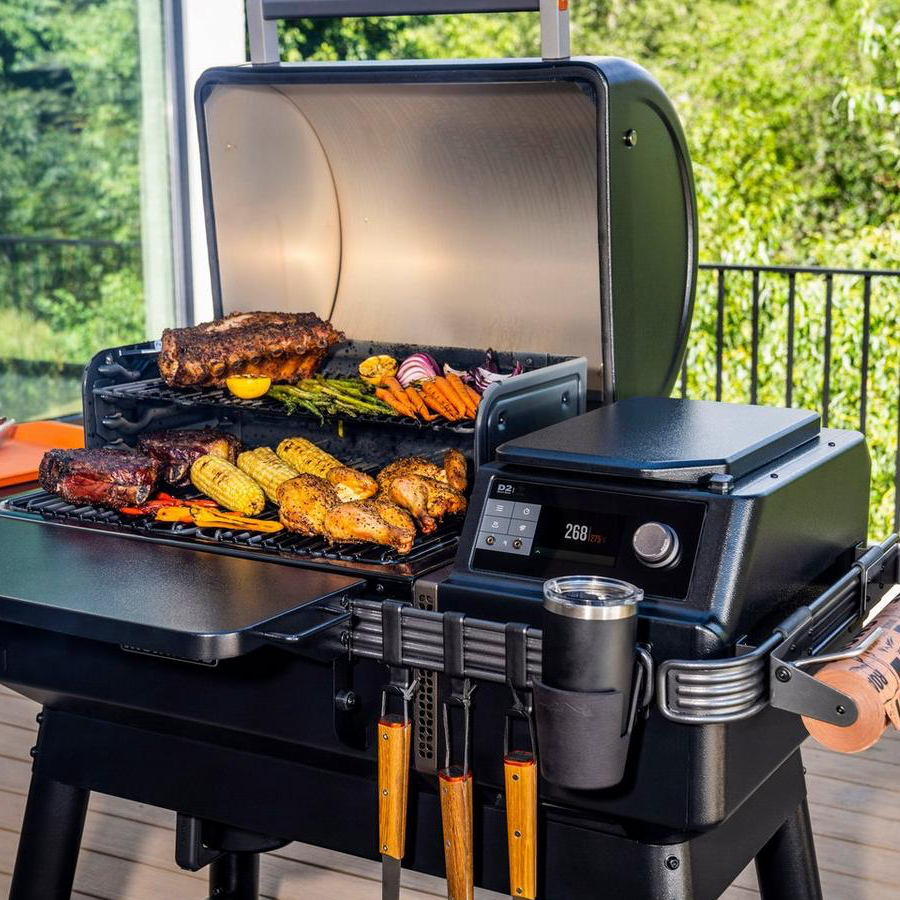 Grill-Afumatoare-IRONWOOD-INT-Traeger-TFB61RLGI-lifesyle2.png